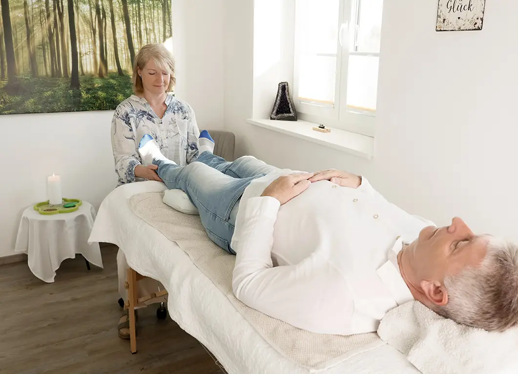 Cranio Sacrale Körperbalance auf einer Behandlungsliege